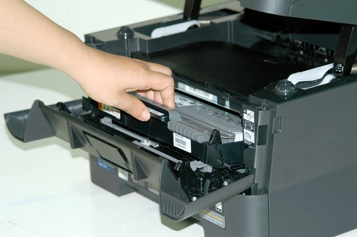 Nên đổ mực máy in hay thay hộp mực in mới
